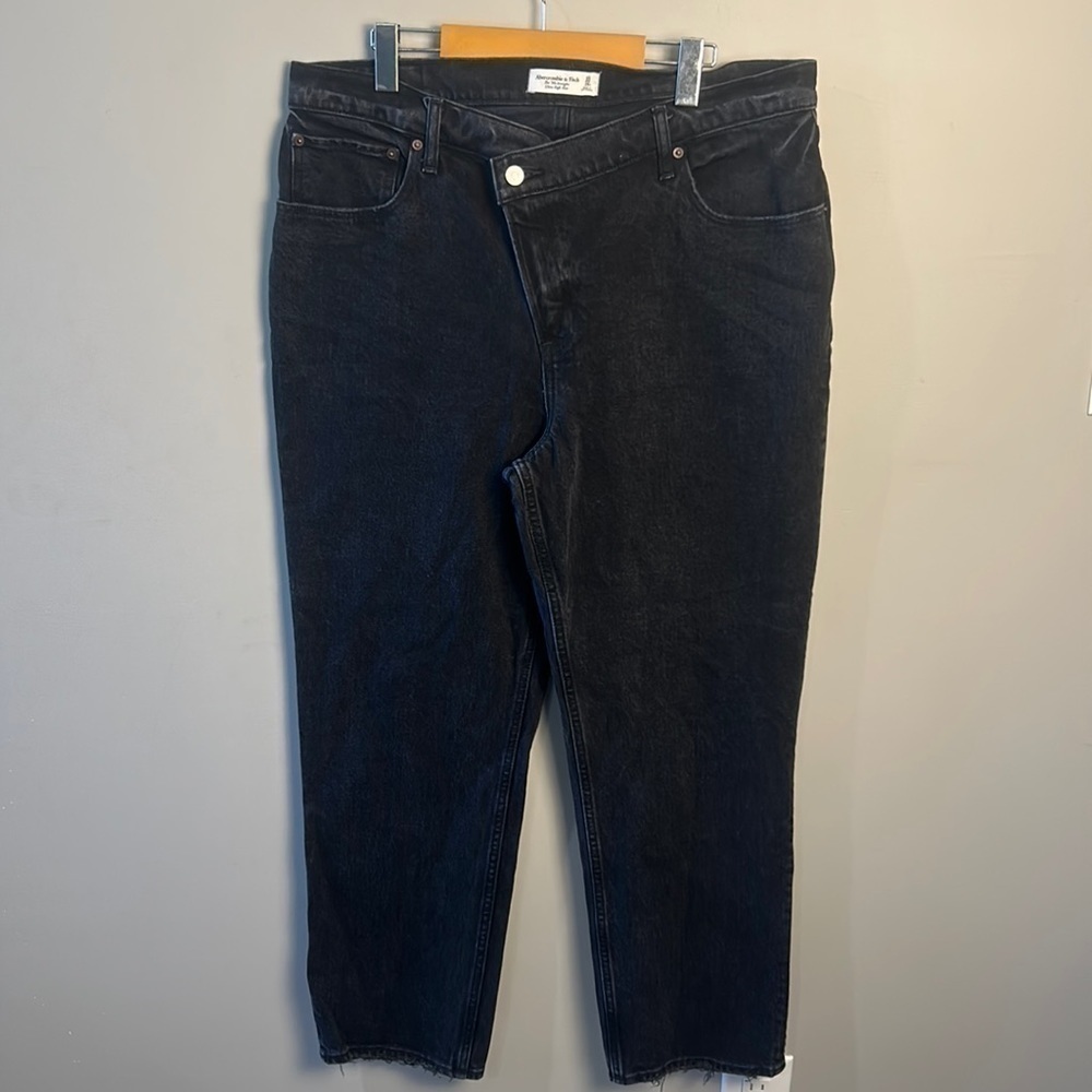 Abercrombie & Fitch The 90s Straight Ultra High Rise Black Denim Jean W 16 Short